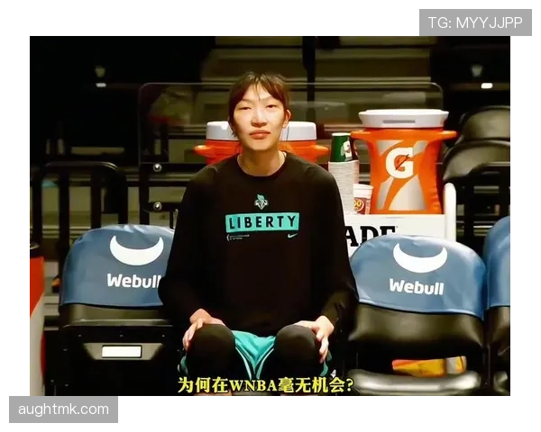 韩旭训练完随手啃鸡腿的样子，真不像年薪百万的WNBA球员